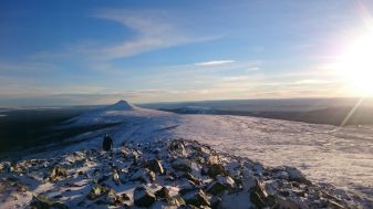 Städjan tornar upp sig i bakgrunden som "The lonley mountain"
