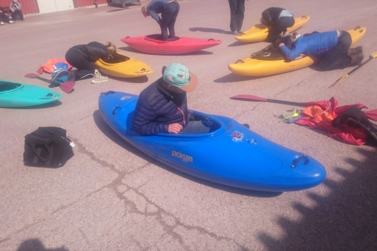 Danne ställer in forskajaken att passa honom inför rollträningen vi hade i våras.